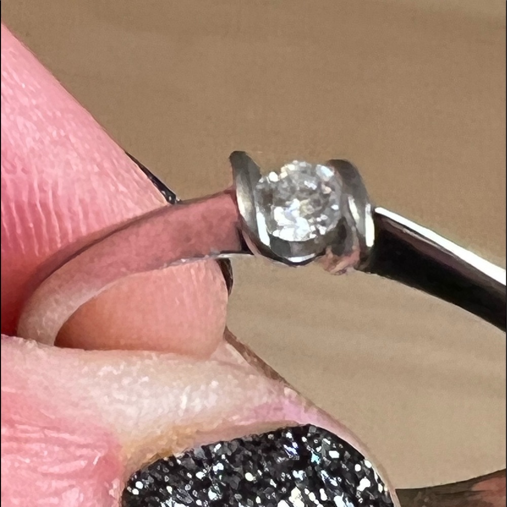 🔥Genuine .12tdw 10KT White Gold Diamond Ring size 8